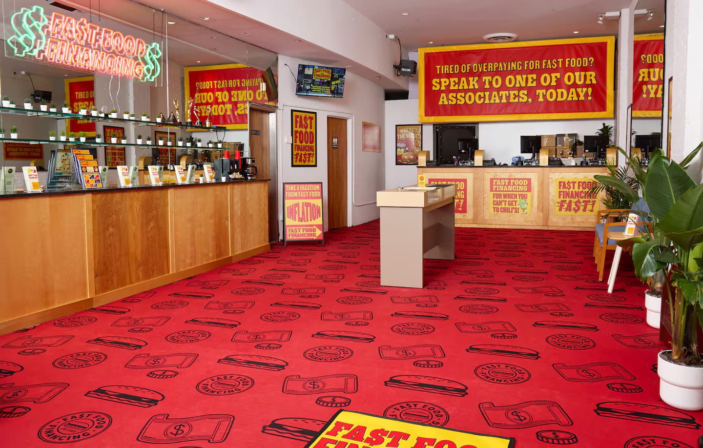 Chili's Fast Food Financing 快閃店室內裝潢，紅色地毯與美金圖樣